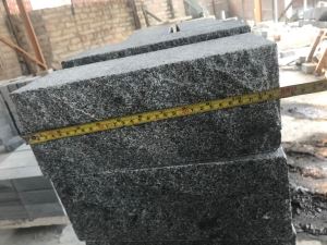 Donkergrijze granieten muurblokken
